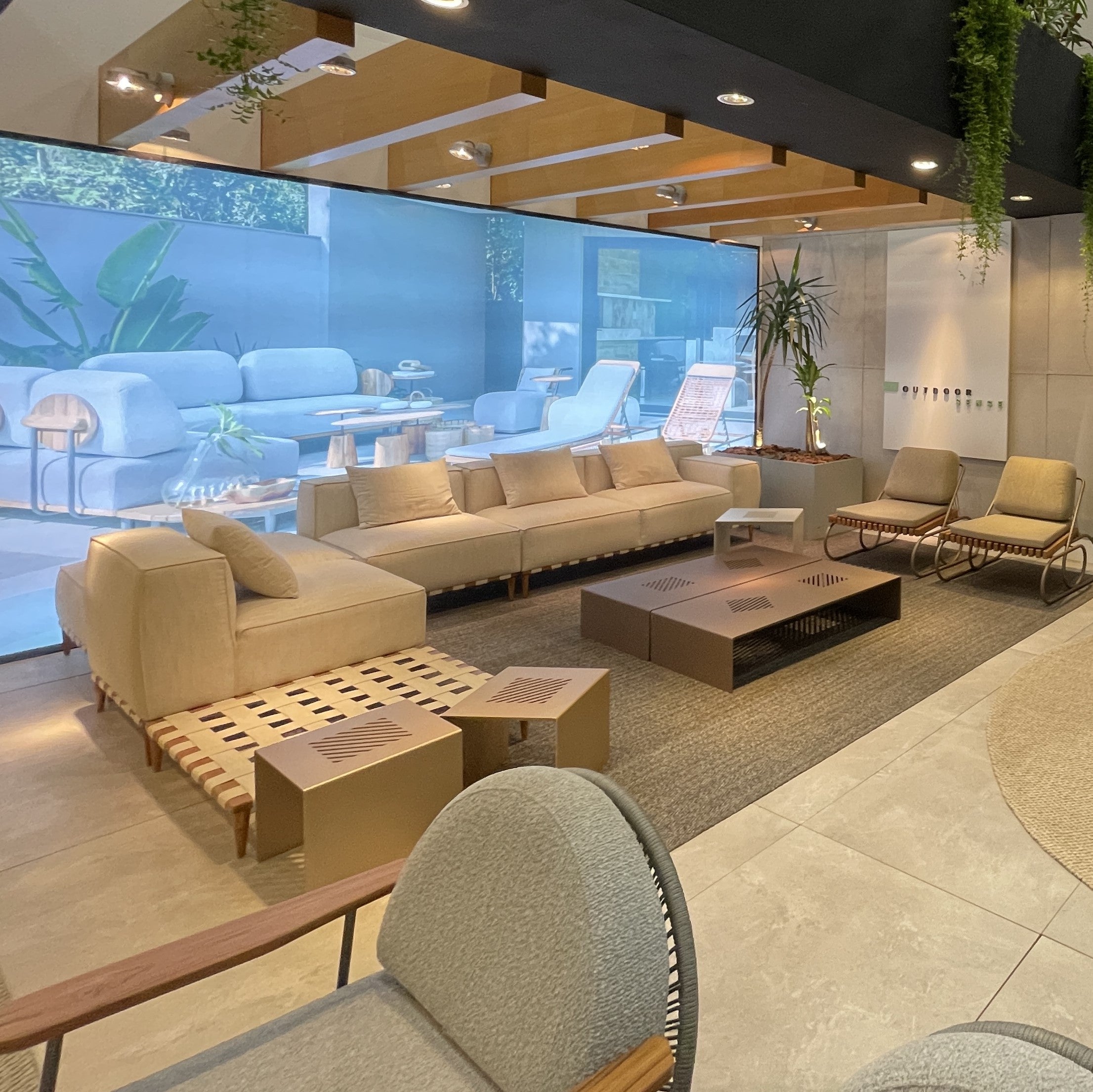 Uultis Contemporary Furniture