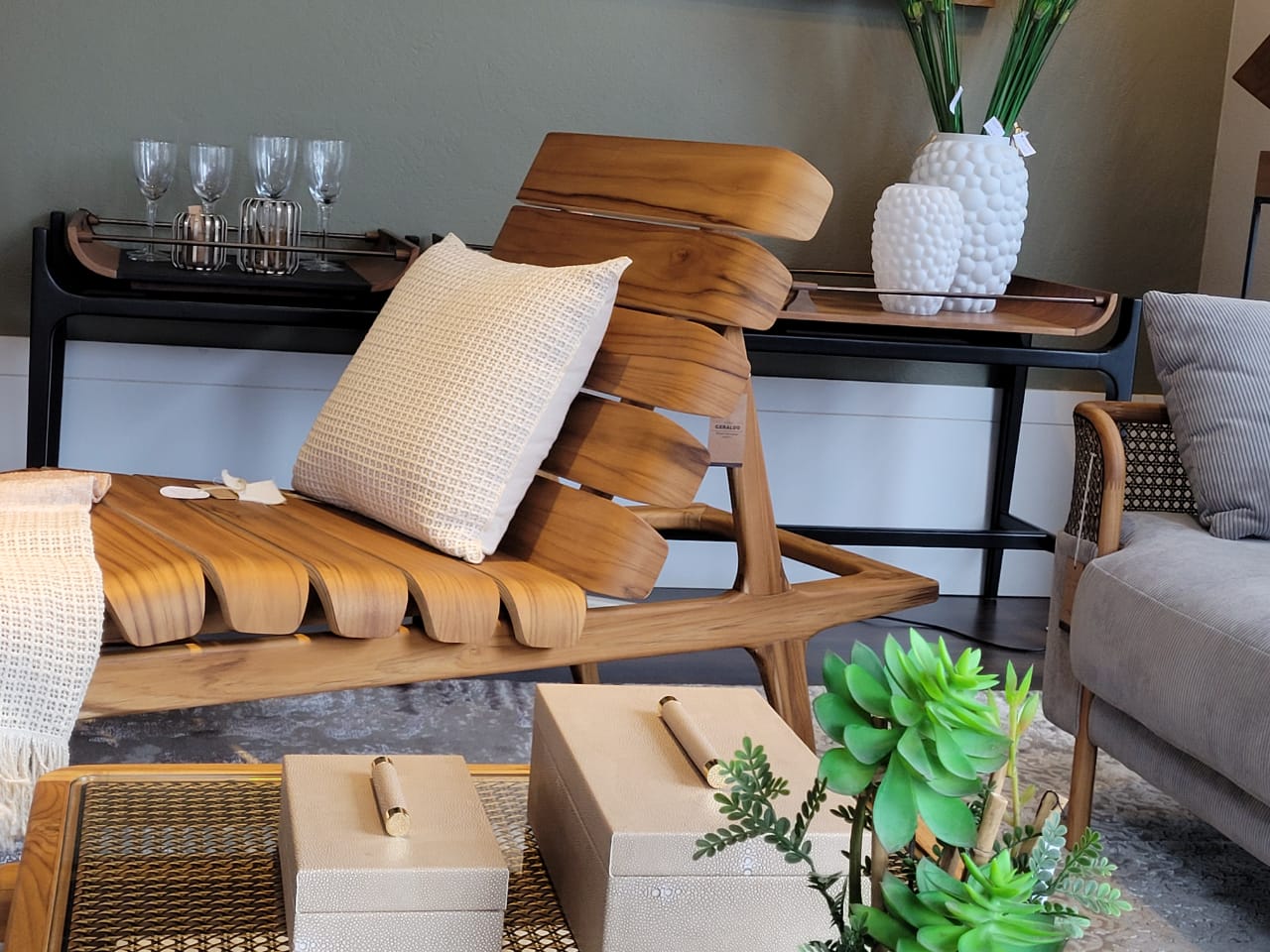 Uultis Contemporary Furniture
