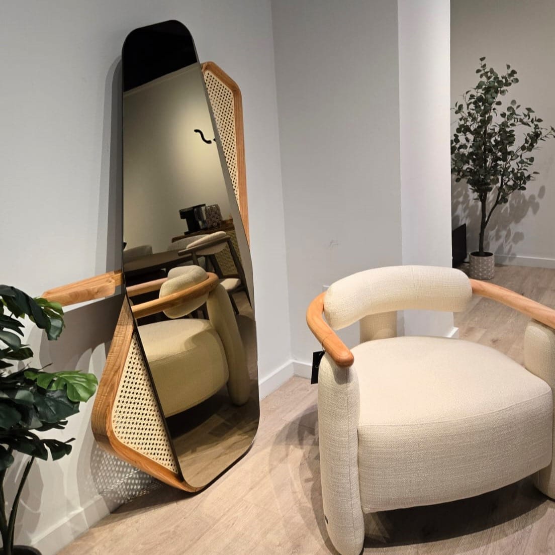 Uultis Contemporary Furniture