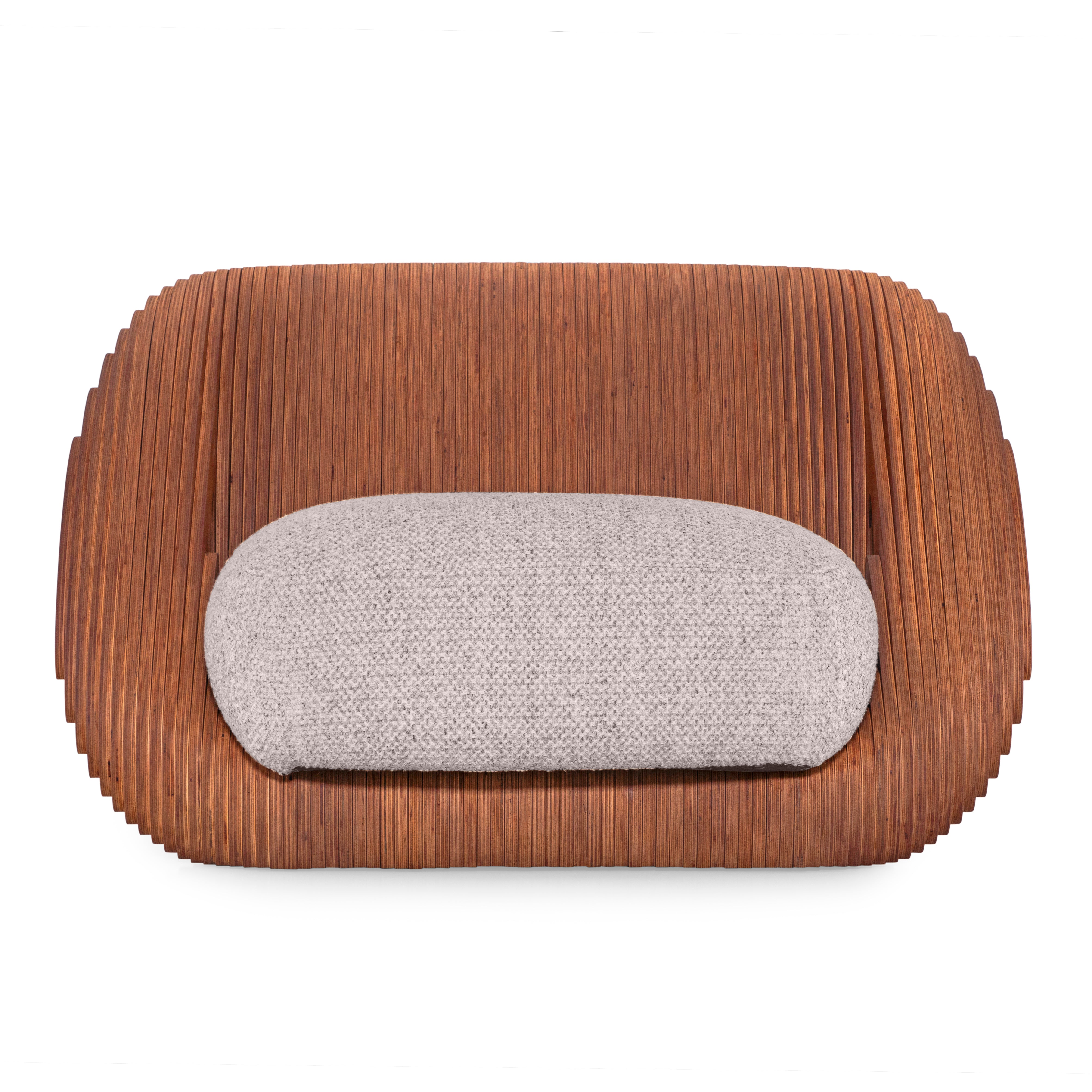 ABBRACCIO Armchair in Walnut and Beige Fabric